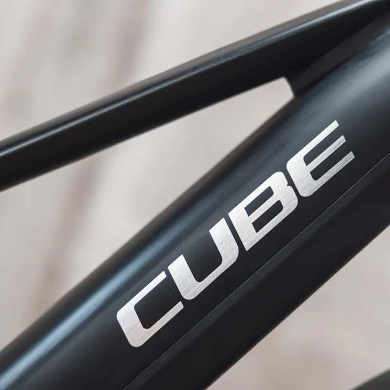 Cube Touring Hybrid Pro 625 Trapeze Frame Electric Hybrid Bike 2024 Black/Metal-2