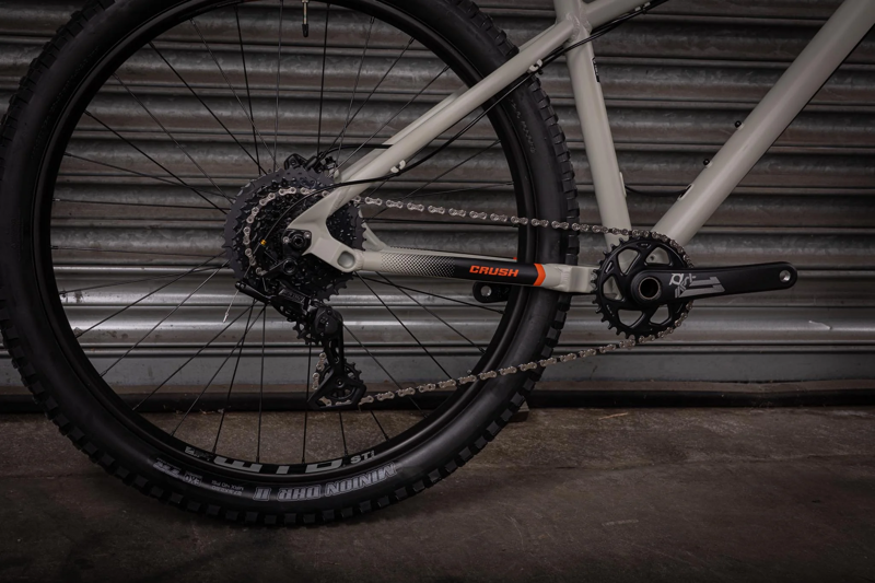 Orange Crush Comp 27.5 Hardcore Hardtail Mountain Bike Smoke White-3