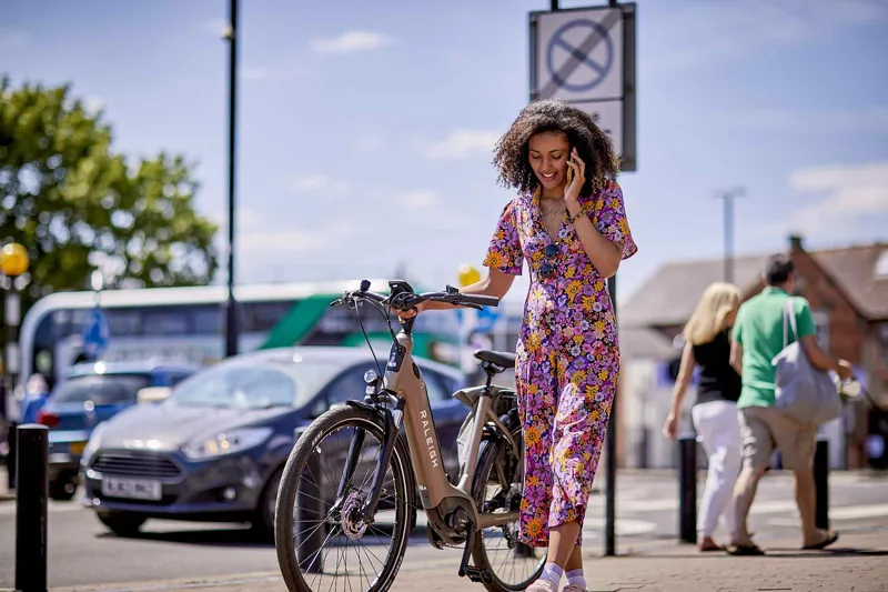 Raleigh Motus Tour Low Step Derailleur Electric Bike Champagne Silver-7