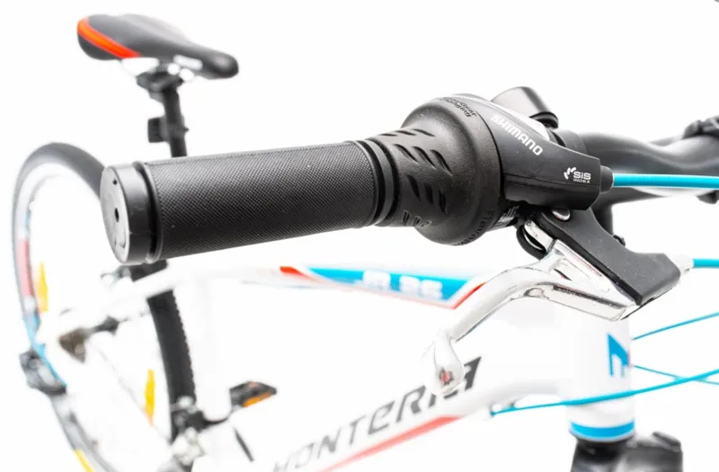 Monteria JR 26in Wheel Mountain Bike White Blue Red 17in-1